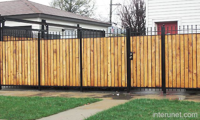 Choosing the right fencing material for long-lasting outdoor protection